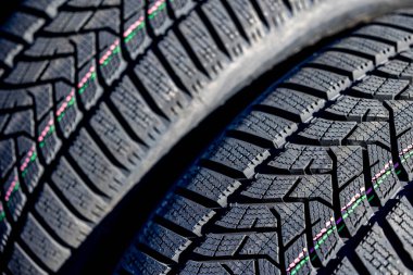 Keskin yeni kış lastikleri mevsimsel değişime hazır. Yol güvenliğini artırmak için yeni lastikler önemlidir