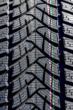 Keskin yeni kış lastikleri mevsimsel değişime hazır. Yol güvenliğini artırmak için yeni lastikler önemlidir
