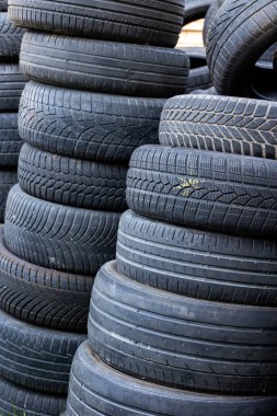 Çöp sahasında eski, yıpranmış ve hasar görmüş lastikler var. Lastik atığı nedeniyle yol güvenliği ve çevre kirliliği azaldı