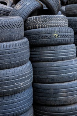 Çöp sahasında eski, yıpranmış ve hasar görmüş lastikler var. Lastik atığı nedeniyle yol güvenliği ve çevre kirliliği azaldı