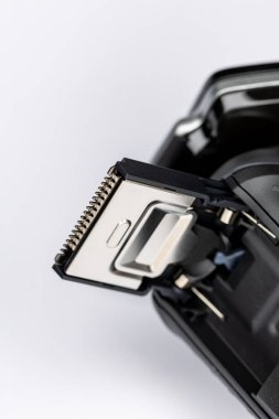 Beyaz arka planda sakal tıraşı. Makro kesim bıçaklarının yakın plan çekimi. Fotoğraf yapay ışıkla çekilmiş. Tıraş makinesinin gözle görülür detaylarıyla.