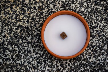 Mezar taşlarının üzerinde duran kil mezarlık mumları. Silah sesi Azizler Günü 'nde, 1 Kasım' da çekildi. Doğal gün ışığı