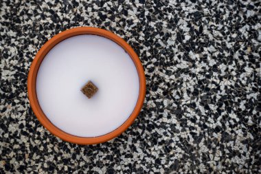 Mezar taşlarının üzerinde duran kil mezarlık mumları. Silah sesi Azizler Günü 'nde, 1 Kasım' da çekildi. Doğal gün ışığı