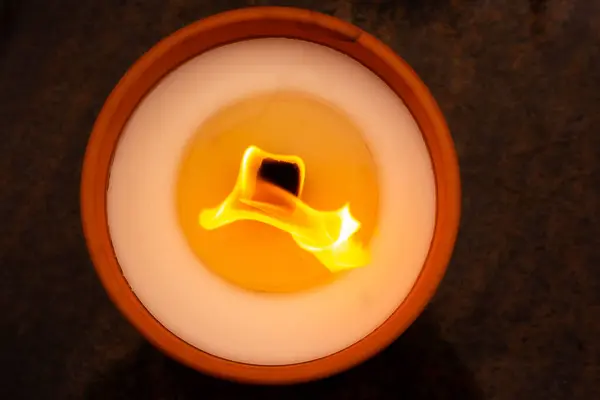 Mezar taşlarının üzerinde duran kil mezarlık mumlarındaki alevler. Silah sesi Azizler Günü akşamı, 1 Kasım 'da çekildi..