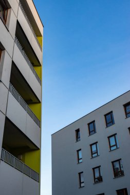 Mavi gökyüzüne karşı modern apartman blokları. Fotoğraflar öğleden sonra ışıklarıyla çekildi.