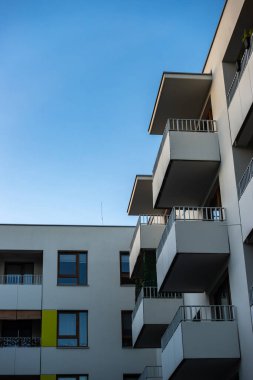 Mavi gökyüzüne karşı modern apartman blokları. Fotoğraflar öğleden sonra ışıklarıyla çekildi.