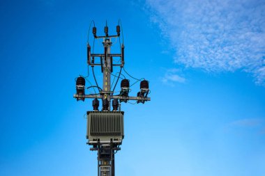 Elektrik direğinin üstünde 15 kV 'lik güç transformatörü var. Yerel elektrik şebekesi. 