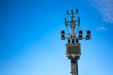 Elektrik direğinin üstünde 15 kV 'lik güç transformatörü var. Yerel elektrik şebekesi. 