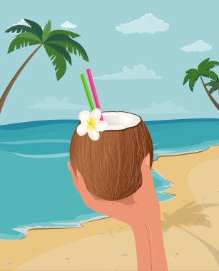 Elinde pipetlerle hindistan cevizi kokteyli ve tropik bir plajda frangipani çiçeği tutarken.