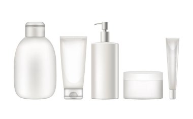 Güzellik ürünleri için beyaz şişeler sunan gerçekçi kozmetik paketi, temiz ve profesyonel bir görünüm yaratıyor.