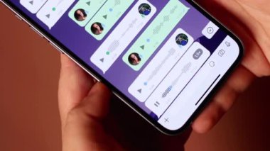 Kalininingrad, Rusya - 14 Eylül 2024. Whatsapp mobil uygulamasını ekrana veriyorum. Dinleyen ve evde sesli mesaj gönderen bir kadın..