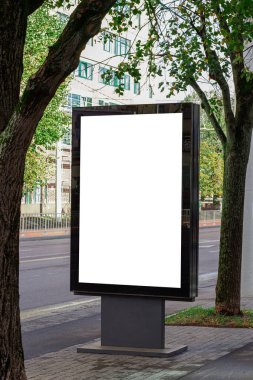 Şehirde dikey beyaz sokak reklam panosu var. Fotokopi alanı ile reklam afişi. Model