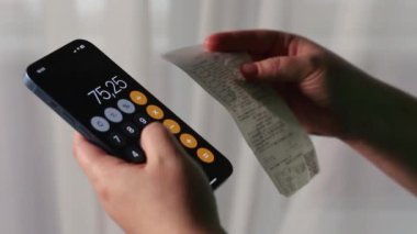 Evdeki akıllı telefondan faturaları ödeyen bir kadın. Fatura ödeme konsepti. İnternet bankacılığı ve qr kodu kullanılarak dijital ödeme