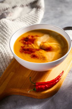 Masada servis edilen kabak çorbası. Rusklı balkabağı kremalı çorba. Evdeki sıcak atmophere. Evde kalıp ev yapımı yemekler yemek, yuva kurmak.