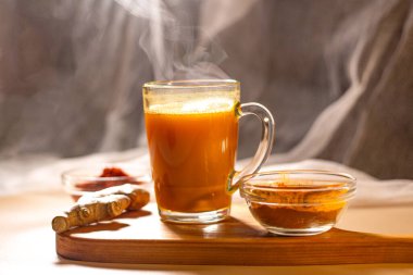 Dokunulmazlık içeceği ve zerdeçal tozu. Zerdeçal çayı. Sokağa çıkma yasağı baharatlı sağlıklı bir içecek. Sağlık ve normal bağırsak fonksiyonları için bitkisel içecek