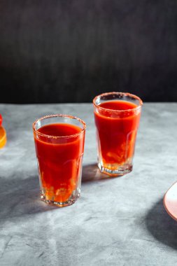 İki taze sebze kokteyli. Kırmızı kokteyl. Domates dilimli domates suyu bardakta servis edilir. Menü, barlar, restoranlar için resim