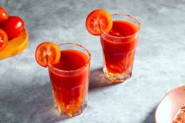 İki taze sebze kokteyli. Kırmızı kokteyl. Domates dilimli domates suyu bardakta servis edilir. Menü, barlar, restoranlar için resim