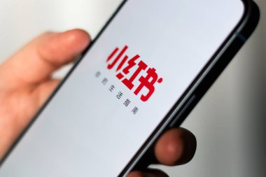 Kaliningrad, Rusya. 15/01/2025. Akıllı telefon ekranında kırmızı not uygulaması. Yeni Çin sosyal medya uygulaması. ABD 'de Tik tok yasağı.