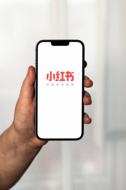 Kaliningrad, Rusya. 15/01/2025. Akıllı telefon ekranında Kırmızı Not uygulamasının dikey görüntüsü. Yeni Çin sosyal medya uygulaması. ABD 'de Tik tok yasağı.