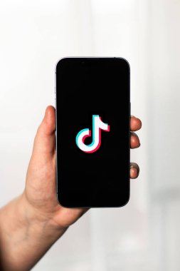 Kaliningrad, Rusya. 15/01/2025. Akıllı telefon ekranında Tik Tok uygulamasının dikey görüntüsü. ABD 'de Tik tok yasağı. Başka bir sosyal ağ Red Note uygulamasına geçiyorum. Yeni Çin sosyal medya uygulaması.
