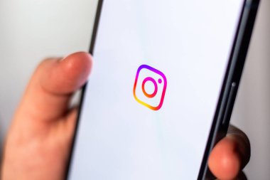Kaliningrad, Rusya 14.01.25 INSTAGRAM uygulama logosu olan akıllı telefonu ekranda tutan kadın. Sosyal medya uygulaması.