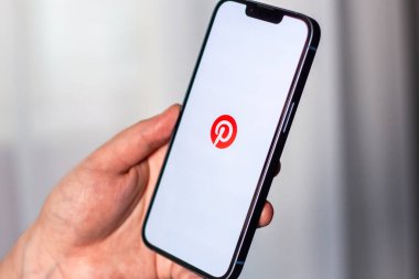 Kaliningrad, Rusya 14.01.25 PINTEREST uygulamalı akıllı telefonu ekranda tutan kadın. Sosyal medya uygulaması.