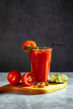 Taze sebze kokteyli. Domates ve turşulu domates suyu bardakta servis edilir. Menü, barlar, restoranlar için resim