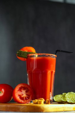 Taze sebze kokteyli. Domates ve turşulu domates suyu bardakta servis edilir. Menü, barlar, restoranlar için resim