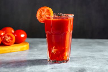 Taze sebze kokteyli. Domates dilimli domates suyu bardakta servis edilir. Menü, barlar, restoranlar için resim