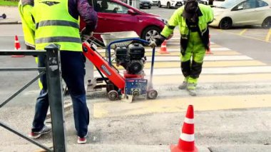 Kaliningrad, Rusya 12.01.25 - Tamir ekibi şehir merkezinde yol onarımı çalışmaları yapıyor. Beton kesiyorum. Asfalt düzeltiliyor.