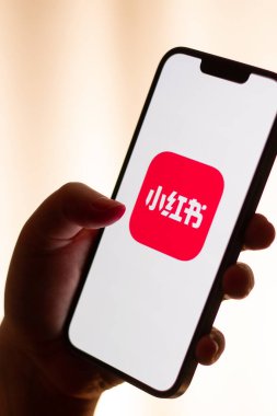 Kaliningrad, Rusya. 15/01/2025. Kırmızı nota uygulamasının dikey görüntüsü kadının elinde akıllı telefon ekranında. Yeni Çin sosyal medya uygulamasına tıklıyorum. ABD 'de Tik tok yasağı.