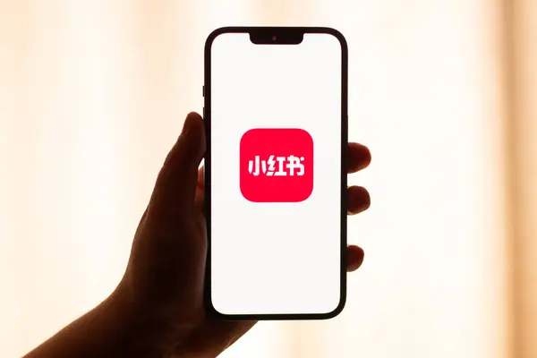 Kaliningrad, Rusya. 15/01/2025. Kadın ellerinde akıllı telefon ekranındaki kırmızı not uygulaması. Yeni Çin sosyal medya uygulamasına tıklıyorum. ABD 'de Tik tok yasağı.
