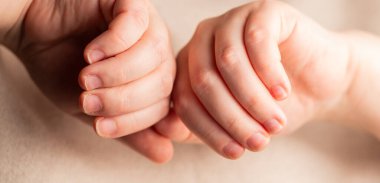 Tırnaklarını yemiş bir kadın ellerini gösteriyor. Küçük tırnak tabağı. Kötü manikür.