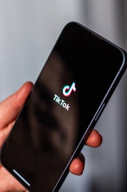 Kaliningrad, Rusya 14.01.25 - Ekranda TIK TOK uygulama logosu olan akıllı telefonu tutan kadın. Sosyal medya uygulaması.