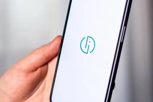 Kaliningrad, Rusya 14.01.25 akıllı telefonu elinde tutan bir kadın. Letonya kimlik uygulaması. Çevrimiçi bankacılık.