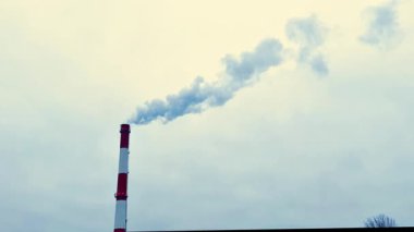 Hava endüstriyel hava kirliliğinin çevresel sorunu. Yoğun duman kirliliğe neden oluyor. Şehirde baca tüttürüyorum. Ekolojik kavram.