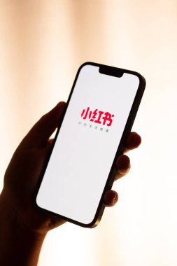 Kaliningrad, Rusya. 15/01/2025. Kırmızı nota uygulamasının dikey görüntüsü kadının elinde akıllı telefon ekranında. Yeni Çin sosyal medya uygulamasına tıklıyorum. ABD 'de Tik tok yasağı.