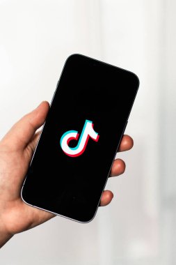Kaliningrad, Rusya. 15/01/2025. Akıllı telefon ekranında Tik Tok uygulamasının dikey görüntüsü. ABD 'de Tik tok yasağı. Başka bir sosyal ağ Red Note uygulamasına geçiyorum. Yeni Çin sosyal medya uygulaması.