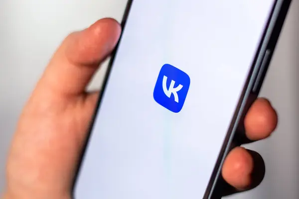 Kaliningrad, Rusya 14.01.25 - VKONTAKTE uygulamalı akıllı telefonu ekranda tutan kadın. VK sosyal medya uygulaması.