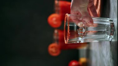 İki domates suyu bardakta, tuz ve domatesle servis ediliyor. Kırmızı kokteyl. Menü, barlar, restoranlar için resim