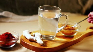 Koyu arkaplanda bir kaşık zerdeçal tozu izole edilmiş. Canlı turuncu baharat rengi. Sağlıklı zerdeçal içeceği için barut bileşeni. Detoks kavramı