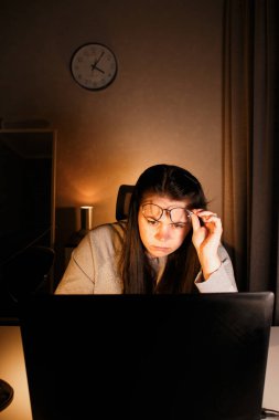 Çalışkan bir kadın evindeki bilgisayarla çalışıyor ve iş problemlerini çözmeye çalışıyor. Umutsuzluğa kapılmış ve iş sorunları yüzünden tükenmiş.