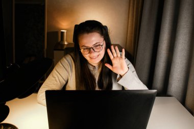 İş kadını bilgisayarla sanal iş görüşmesi yapıyor. Evde oturan serbest çalışan, video konferansına katılıyor