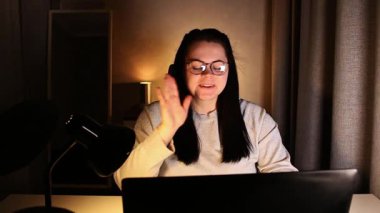 Masada oturan kadın uzakta yaşayan sevdikleriyle görüntülü görüşme yapıyor. Birine bilgisayar ekranından sarılmak. Sevgi gönderiyorum.