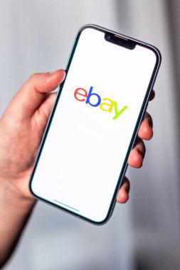 Kaliningrad, Rusya 14.01.25 EBAY başvurulu akıllı telefonu ekranda tutan kadın. Çevrimiçi alışveriş uygulaması.