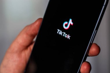 Kaliningrad, Rusya 14.01.25 - Ekranda TIK TOK uygulama logosu olan akıllı telefonu tutan kadın. Sosyal medya uygulaması.