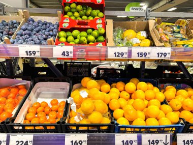 Kaliningrad, Rusya 19.09.24 - Taze meyve ve sebzeli süpermarket rafları. Market.