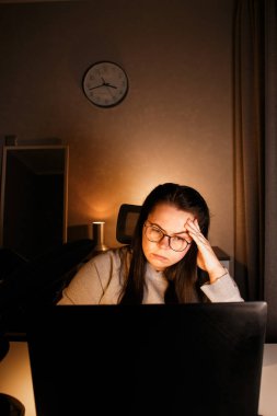 Çalışkan bir kadın evindeki bilgisayarla çalışıyor ve iş problemlerini çözmeye çalışıyor. Umutsuzluğa kapılmış ve iş sorunları yüzünden tükenmiş.