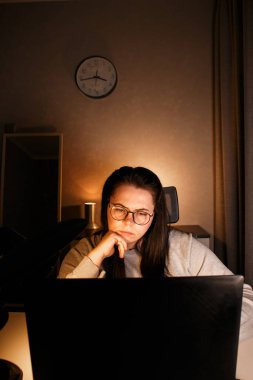 Akşam geç saatlerde ev ofisinde bilgisayar başında çalışan bir kadın. İşle ilgili sorunları çözmeye çalışan konsantre kadın bir serbest yazar. Çalışmaktan ve yorgunluktan acı çekmekten
