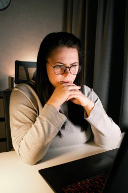 Çalışkan bir kadın evindeki bilgisayarla çalışıyor ve iş problemlerini çözmeye çalışıyor. Umutsuzluğa kapılmış ve iş sorunları yüzünden tükenmiş.